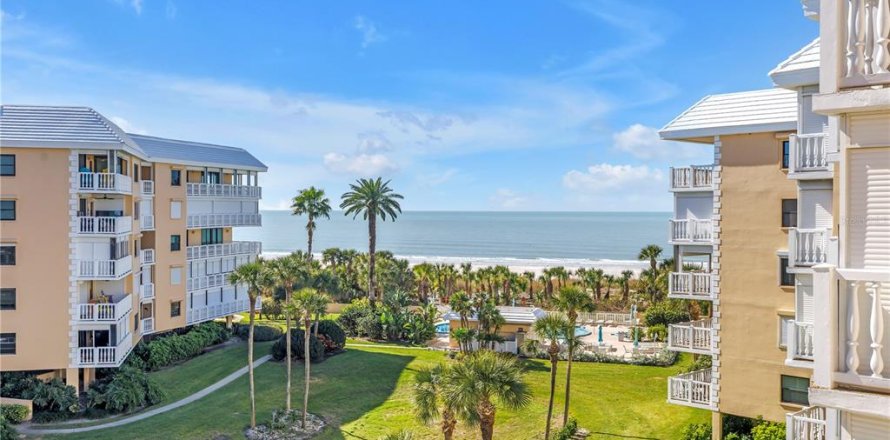 Condo in Saint Pete Beach, Florida, 2 bedrooms  № 2396333