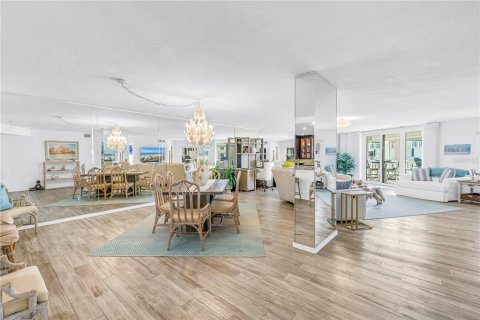Condo in Saint Pete Beach, Florida, 2 bedrooms  № 2396333 - photo 9