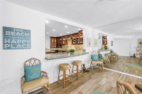 Condo in Saint Pete Beach, Florida, 2 bedrooms  № 2396333 - photo 8
