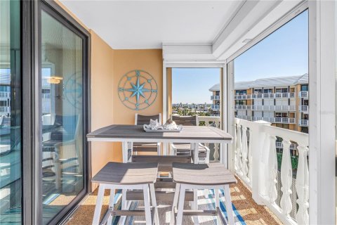 Condo in Saint Pete Beach, Florida, 2 bedrooms  № 2396333 - photo 17