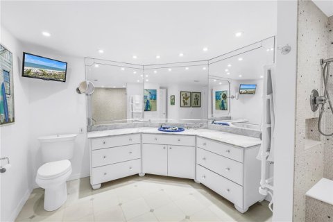 Condo in Saint Pete Beach, Florida, 2 bedrooms  № 2396333 - photo 24