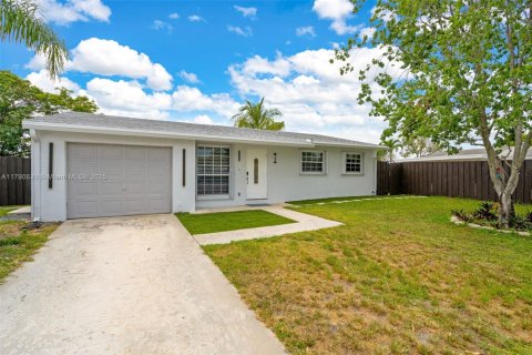 House in Margate, Florida 4 bedrooms, 135.45 sq.m. № 1731485 - photo 3