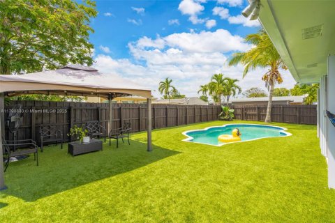 House in Margate, Florida 4 bedrooms, 135.45 sq.m. № 1731485 - photo 26