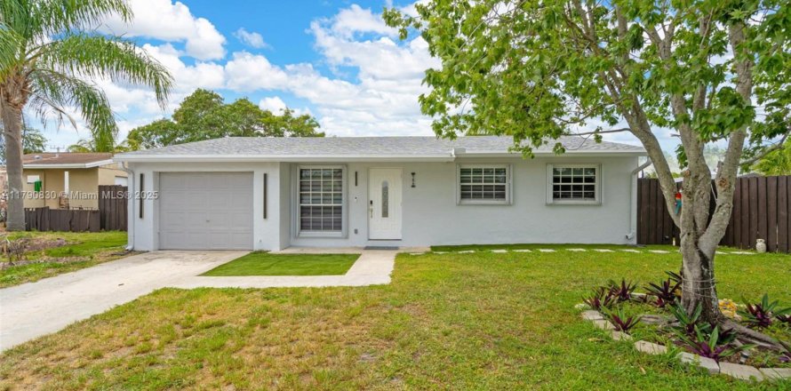 House in Margate, Florida 4 bedrooms, 135.45 sq.m. № 1731485