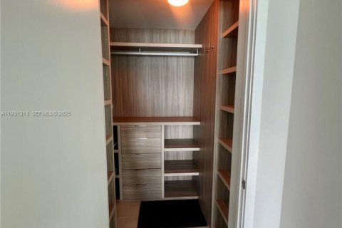 Condominio en alquiler en Miami, Florida, 2 dormitorios, 99.13 m2 № 1992338 - foto 10