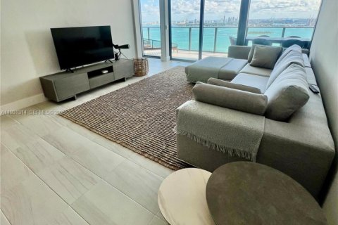 Condominio en alquiler en Miami, Florida, 2 dormitorios, 99.13 m2 № 1992338 - foto 1