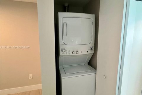 Condominio en alquiler en Miami, Florida, 2 dormitorios, 99.13 m2 № 1992338 - foto 6