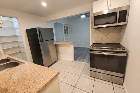 Apartamento en alquiler en Miami, Florida, 2 dormitorios, 154.96 m2 № 2054871 - foto 4