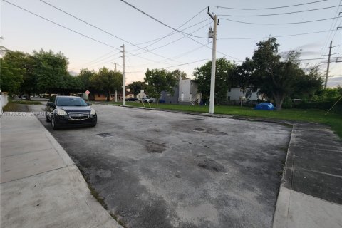 Apartamento en alquiler en Miami, Florida, 2 dormitorios, 154.96 m2 № 2054871 - foto 13