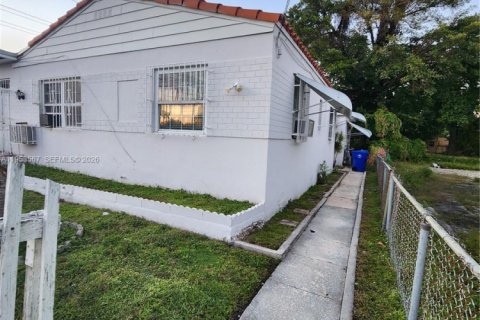 Apartamento en alquiler en Miami, Florida, 2 dormitorios, 154.96 m2 № 2054871 - foto 2