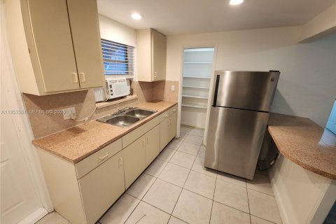 Apartamento en alquiler en Miami, Florida, 2 dormitorios, 154.96 m2 № 2054871 - foto 5