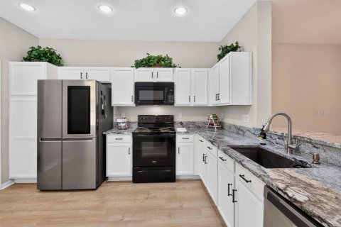 Townhouse in Tarpon Springs, Florida 2 bedrooms, 128.02 sq.m. № 2157387 - photo 11
