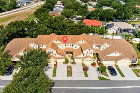 Townhouse in Tarpon Springs, Florida 2 bedrooms, 128.02 sq.m. № 2157387 - photo 2