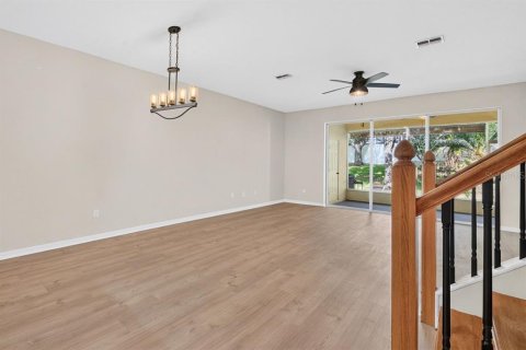 Townhouse in Tarpon Springs, Florida 2 bedrooms, 128.02 sq.m. № 2157387 - photo 10