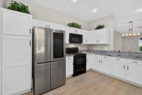 Townhouse in Tarpon Springs, Florida 2 bedrooms, 128.02 sq.m. № 2157387 - photo 13