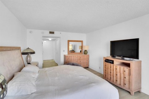 Condominio en venta en Surfside, Florida, 1 dormitorio, 111.48 m2 № 1890698 - foto 14