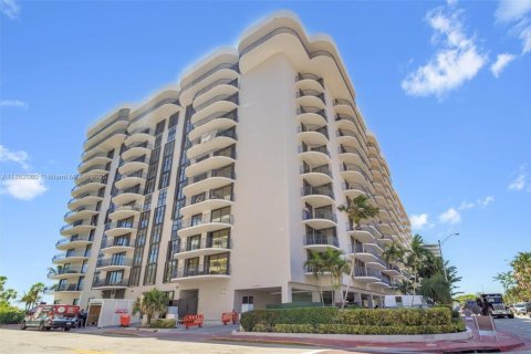 Condominio en venta en Surfside, Florida, 1 dormitorio, 111.48 m2 № 1890698 - foto 21