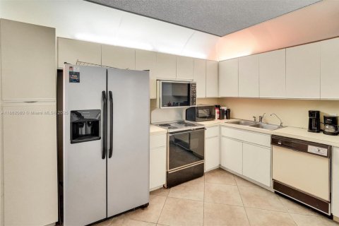 Condominio en venta en Surfside, Florida, 1 dormitorio, 111.48 m2 № 1890698 - foto 8