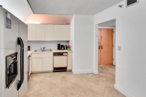 Condominio en venta en Surfside, Florida, 1 dormitorio, 111.48 m2 № 1890698 - foto 7