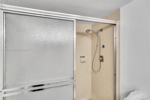 Condominio en venta en Surfside, Florida, 1 dormitorio, 111.48 m2 № 1890698 - foto 10