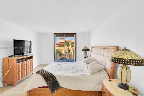 Condominio en venta en Surfside, Florida, 1 dormitorio, 111.48 m2 № 1890698 - foto 12