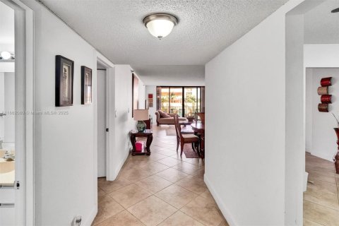 Condominio en venta en Surfside, Florida, 1 dormitorio, 111.48 m2 № 1890698 - foto 2