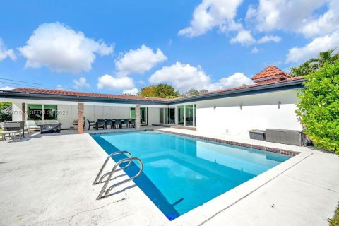 House in Palmetto Bay, Florida 4 bedrooms, 245.82 sq.m. № 2041054