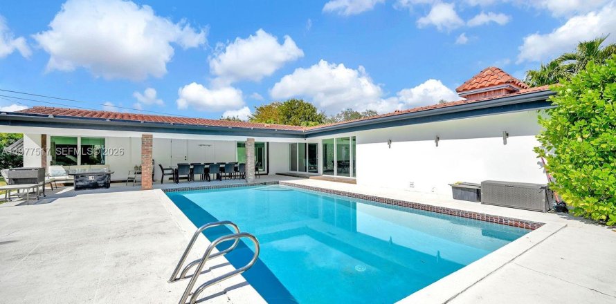 House in Palmetto Bay, Florida 4 bedrooms, 245.82 sq.m. № 2041054