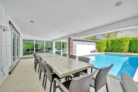 House in Palmetto Bay, Florida 4 bedrooms, 245.82 sq.m. № 2041054 - photo 7