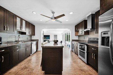 House in Palmetto Bay, Florida 4 bedrooms, 245.82 sq.m. № 2041054 - photo 4