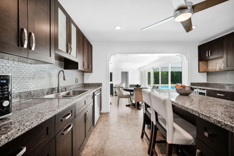 House in Palmetto Bay, Florida 4 bedrooms, 245.82 sq.m. № 2041054 - photo 5