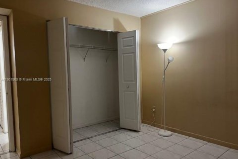 Condominio en alquiler en Sweetwater, Florida, 2 dormitorios, 66.89 m2 № 1951745 - foto 7