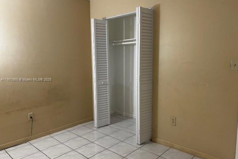 Condominio en alquiler en Sweetwater, Florida, 2 dormitorios, 66.89 m2 № 1951745 - foto 9