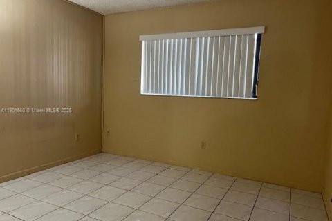 Condominio en alquiler en Sweetwater, Florida, 2 dormitorios, 66.89 m2 № 1951745 - foto 6