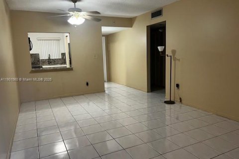 Condominio en alquiler en Sweetwater, Florida, 2 dormitorios, 66.89 m2 № 1951745 - foto 11
