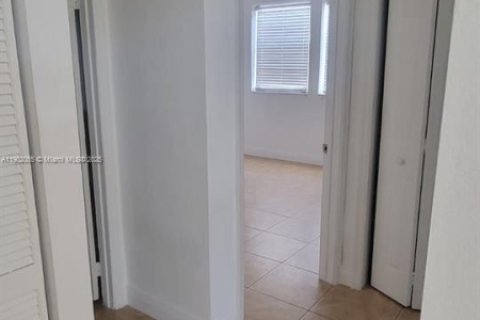 Casa en alquiler en Hialeah, Florida, 2 dormitorios, 275.46 m2 № 1953587 - foto 5