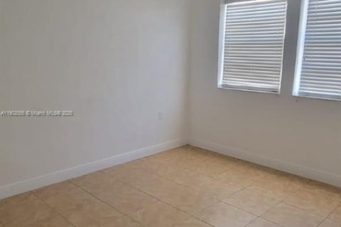 Casa en alquiler en Hialeah, Florida, 2 dormitorios, 275.46 m2 № 1953587 - foto 9