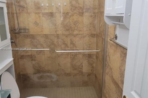 Casa en alquiler en Hialeah, Florida, 2 dormitorios, 275.46 m2 № 1953587 - foto 12
