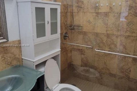 Casa en alquiler en Hialeah, Florida, 2 dormitorios, 275.46 m2 № 1953587 - foto 4
