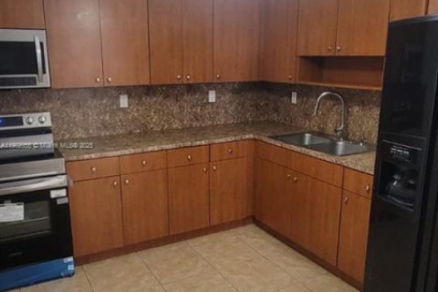 Casa en alquiler en Hialeah, Florida, 2 dormitorios, 275.46 m2 № 1953587 - foto 3