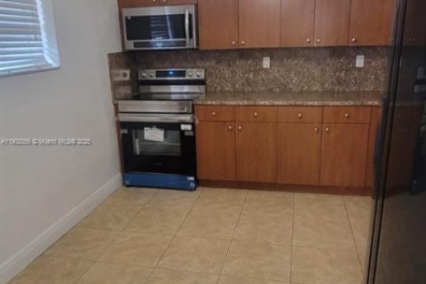 Casa en alquiler en Hialeah, Florida, 2 dormitorios, 275.46 m2 № 1953587 - foto 13