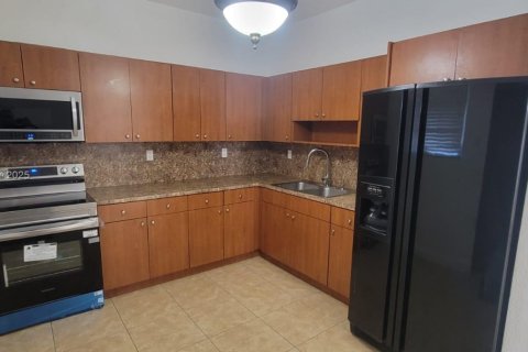 Casa en alquiler en Hialeah, Florida, 2 dormitorios, 275.46 m2 № 1953587 - foto 11