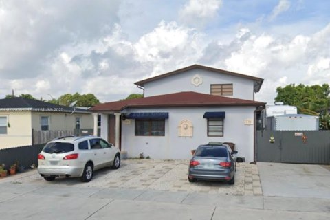 Casa en alquiler en Hialeah, Florida, 2 dormitorios, 275.46 m2 № 1953587 - foto 2