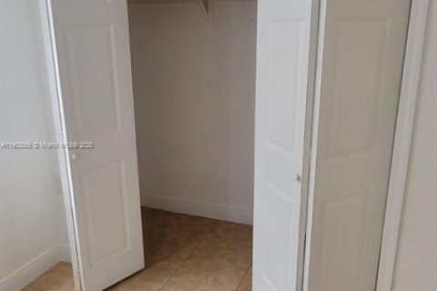 Casa en alquiler en Hialeah, Florida, 2 dormitorios, 275.46 m2 № 1953587 - foto 7