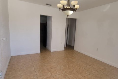 Casa en alquiler en Hialeah, Florida, 2 dormitorios, 275.46 m2 № 1953587 - foto 10