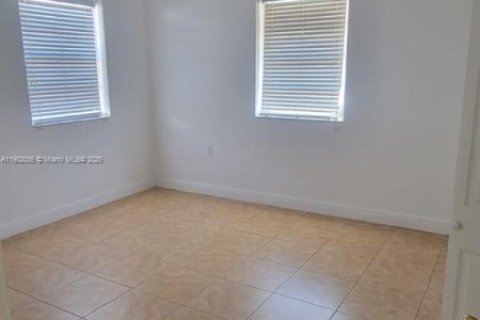 Casa en alquiler en Hialeah, Florida, 2 dormitorios, 275.46 m2 № 1953587 - foto 6