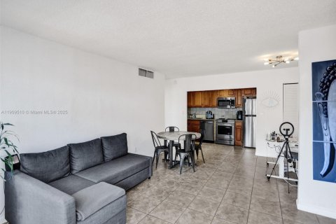 Copropriété à louer à Doral, Floride: 2 chambres, 98.48 m2 № 1965186 - photo 1