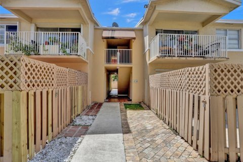 Copropriété à louer à Doral, Floride: 2 chambres, 98.48 m2 № 1965186 - photo 3