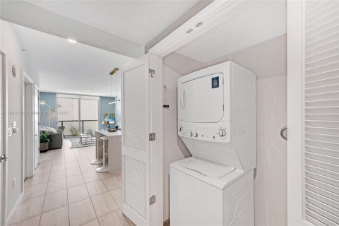 Condominio en venta en Miami, Florida, 1 dormitorio, 72.09 m2 № 1890344 - foto 3
