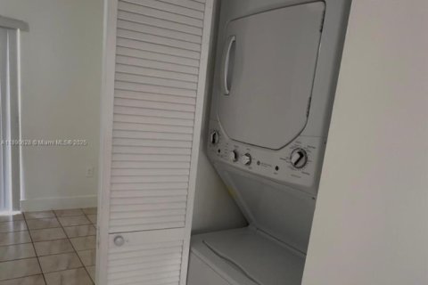 Touwnhouse à louer à Hialeah, Floride: 2 chambres, 76.92 m2 № 1943433 - photo 6
